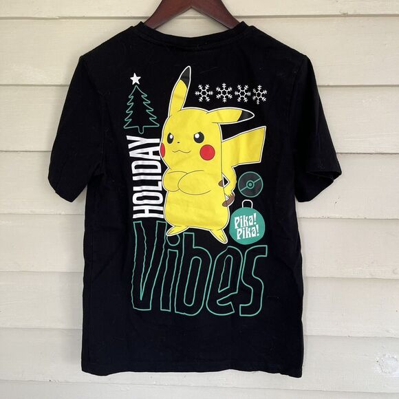 POKÉMON Pikachu Holiday Vibes Christmas Graphic Tee, Black- Youth 14/Adult S - Picture 1 of 5